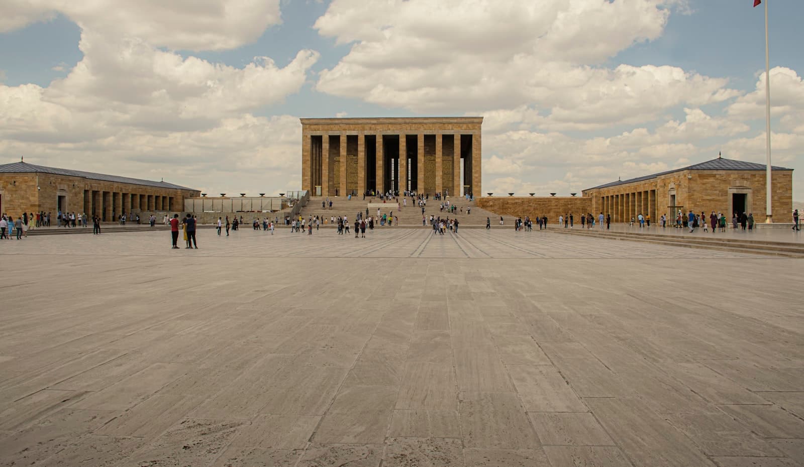 Ankara Anıtkabir'in güneşli bir günde geniş tören meydanından görünümü